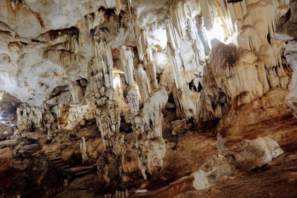 Exploring Bat Cave at Suoi Tranh Tourist Area (Photo: reviewvilla)