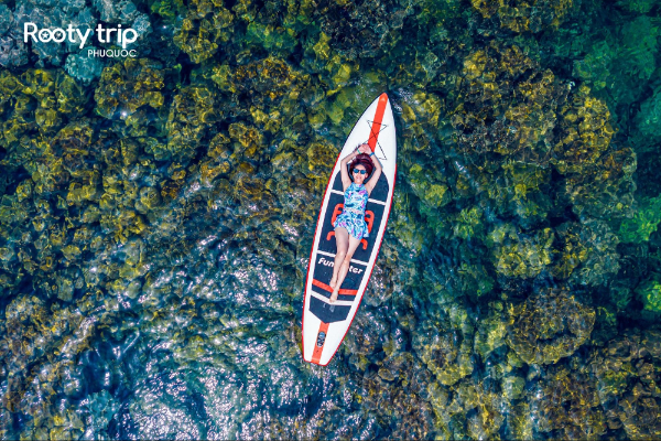 thuê cano Phú Quốc và chèo SUP ở hòn Gầm Ghì trong làn nước biển trong xanh