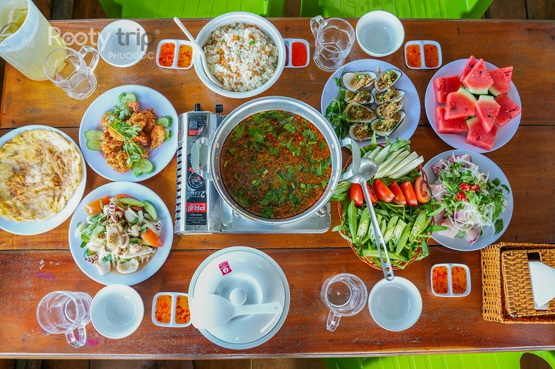 ăn trưa tại nhà bè rạch vẹm