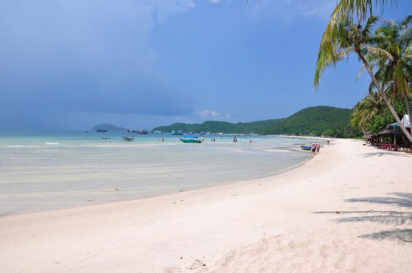 Biển Phú Quốc sau cơn mưa vào sáng sớm Du lịch Phú Quốc vào mùa mưa