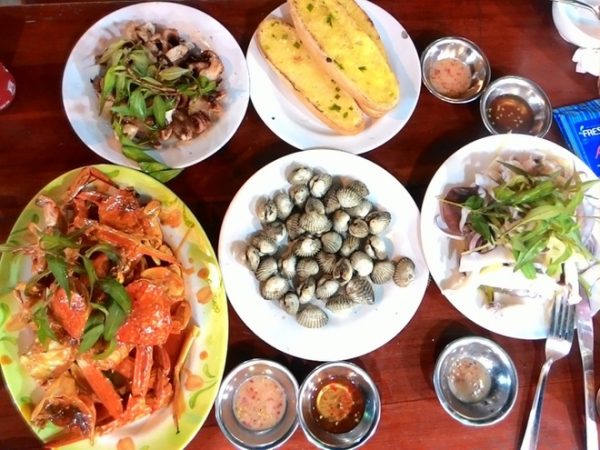 dùng bữa tại làng chài hàm ninh