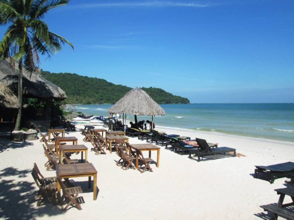 Bãi Khem mang nét tĩnh lặng của bức trang thủy mặc