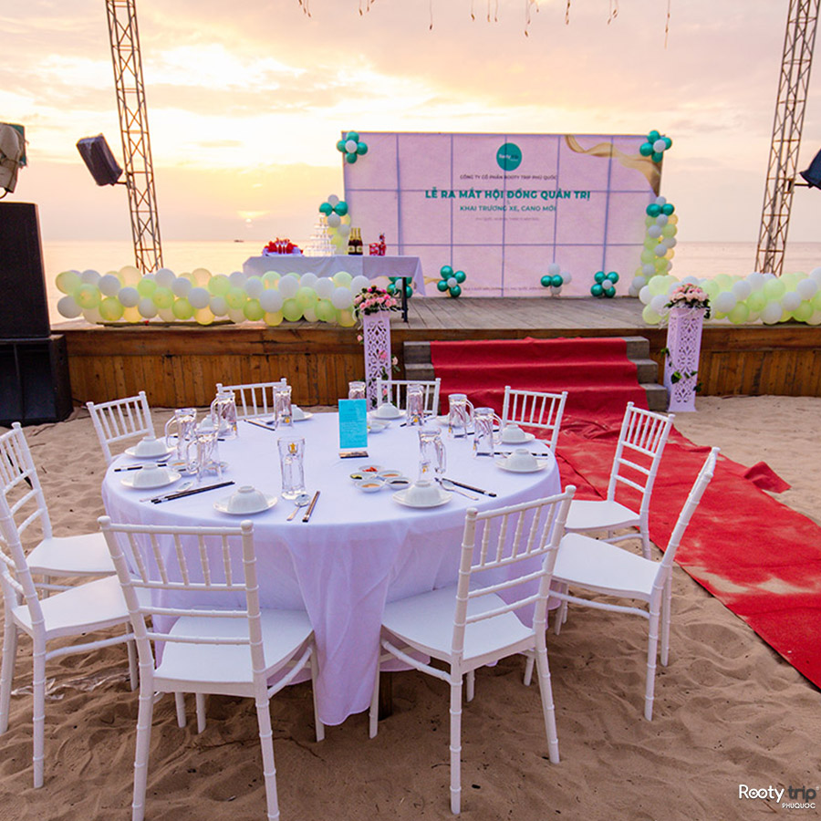 Không gian lãng mạn của buổi lễ tại Shri Beach Club & Bar