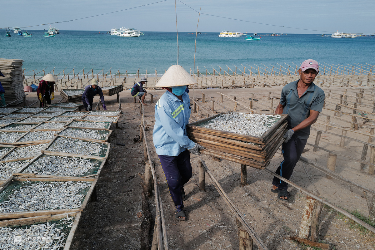 Mọi người tranh thủ nắng để phơi mẻ cá