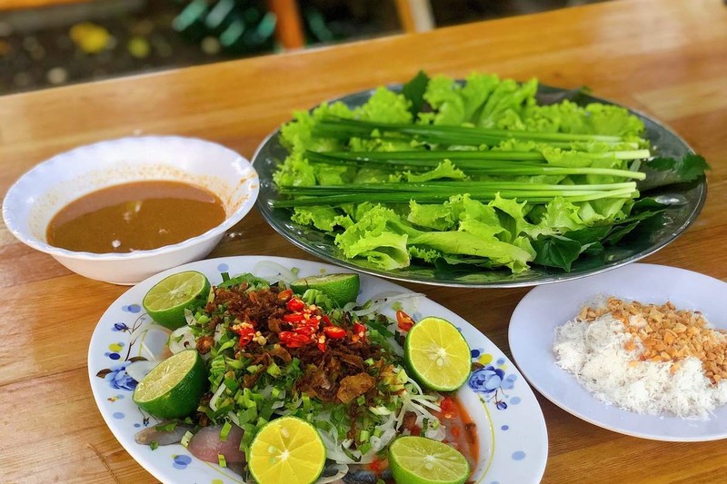 món gỏi cá trích thơm ngon tại Nhà Hàng Quán Việt Phú Quốc- Seafood