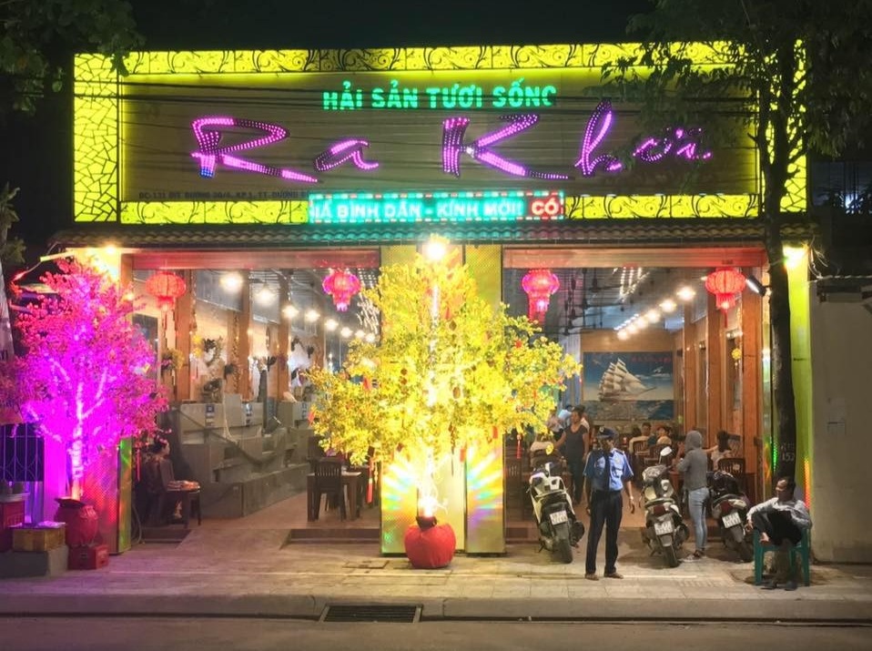 Nằm trên trục đường chính, bạn sẽ rất dễ tìm thấy nhà hàng Ra Khơi