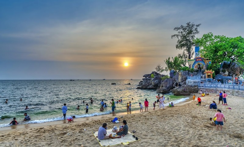 dinh cau beach