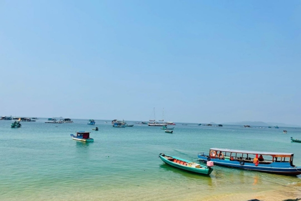 Ganh Dau Beach fascinates visitors with its white sand and clear blue water (Cre: Ins puvivu_08)