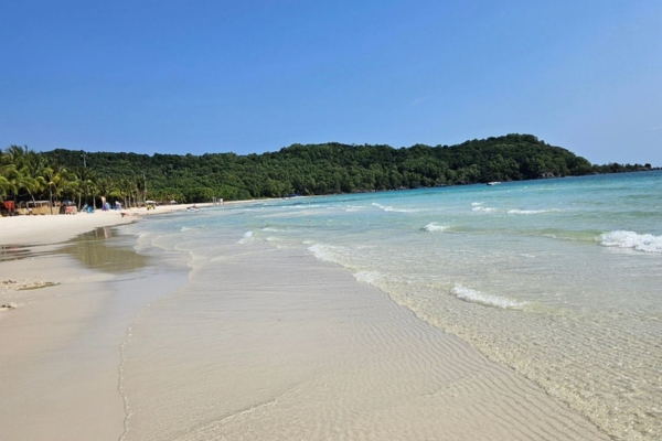 Khem Beach, in addition to its beautiful coastline, is also surrounded by a deep green forest (Cre: Ins irina_ni3579)