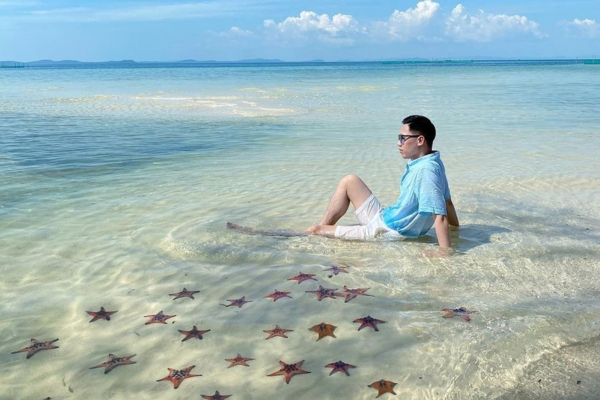 There are many red starfish at Rach Vem Beach for tourists to take pictures (Cre: Ins phuongtrile)