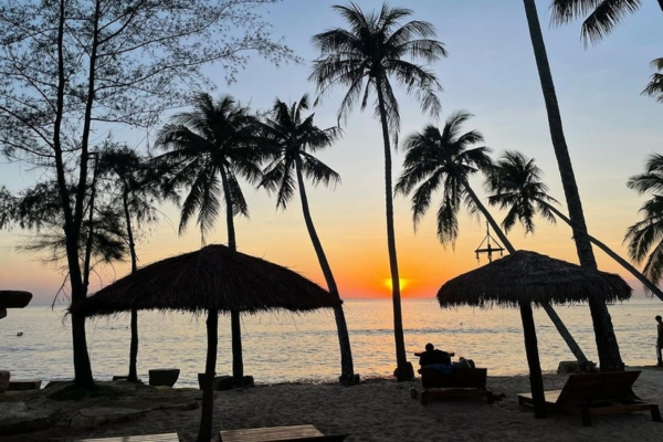 Ong Lang Beach is famous for its romantic sunset scene for couples (Cre: Ins 2yuring)