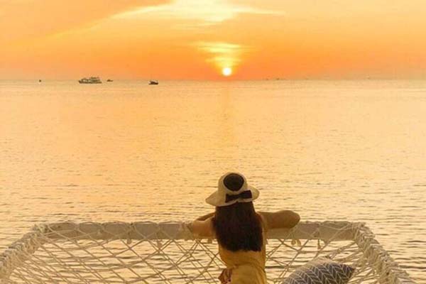 ngắm hoàng hôn tại hòn mây rút trong