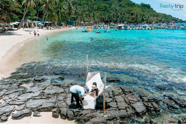 HDV Rootytrip hướng dẫn du khách chụp ảnh trong tour 3 đảo nhỏ ở Phú Quốc 