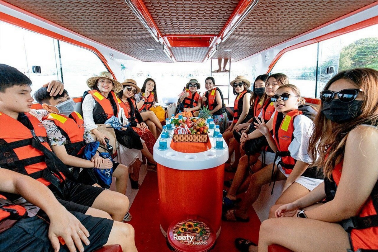 tour cano 3 đảo phú quốc hình ảnh trên cano