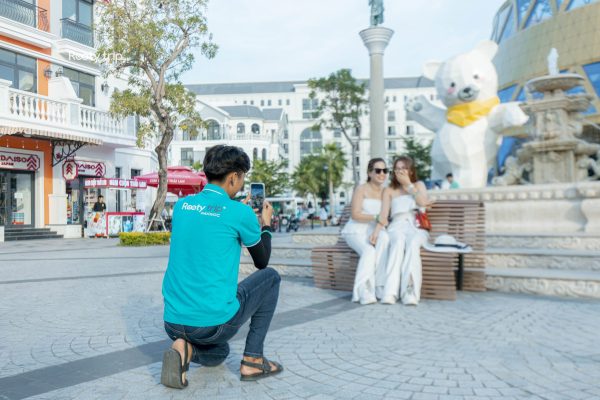 HDV Rootytrip hướng dẫn khách tạo dáng chụp ảnh tại Grand World Phú Quốc