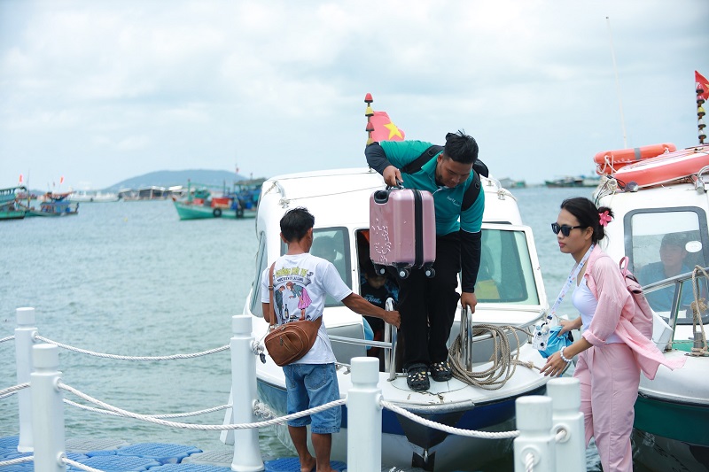 ho-tro-khach-len-xuong-cano-tour-3-dao-phu-quoc