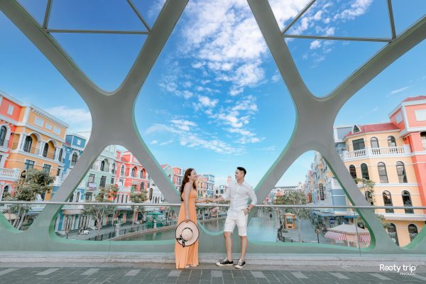 Ảnh chụp du khách trên Cầu Mái Vòm ở Grand World Phú Quốc 