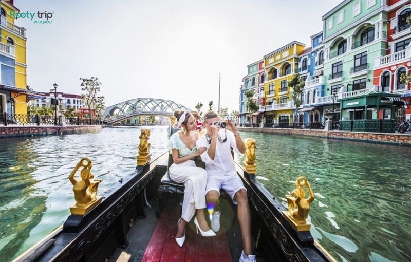 vé đi thuyền gondola trên sông venice grand world phú quốc