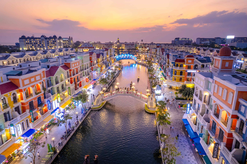 grand world pedestrian street