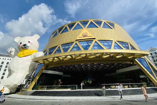 bên ngoài bảo tàng gấu teddy bear