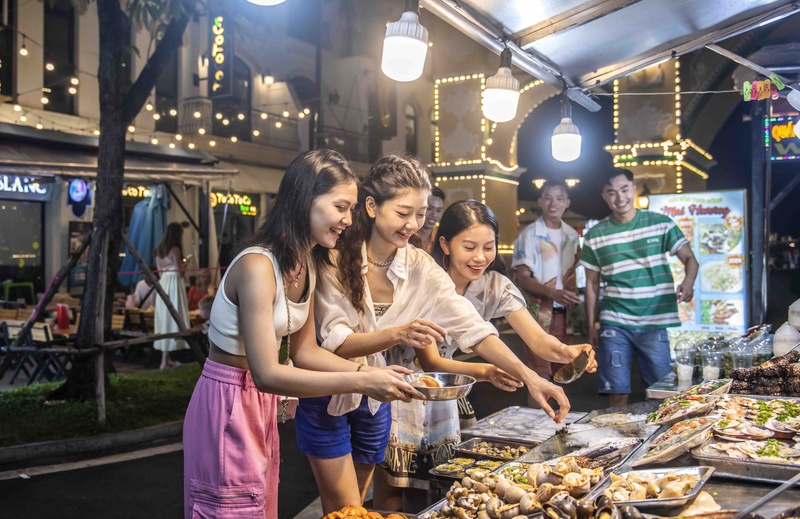 night market grandworld visitor