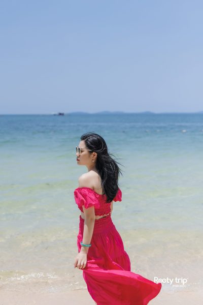 Du khách check-in ở bãi biển Rạch vẹm trong tour Rạch Vẹm khám phá bắc đảo Phú Quốc 1 ngày
