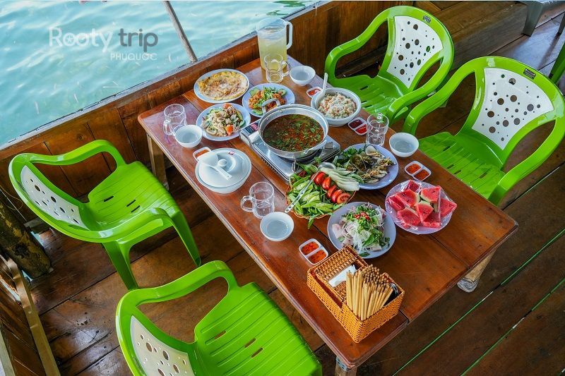 Đồ ăn trên bè rạch vẹm