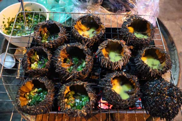Grilled sea urchin with butter is an addictive dish when coming to Phu Quoc