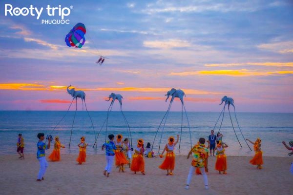 The photos capturing vibrant activities under the sunset glow at Sunset Sanato are included in the fully packaged 3D2N Phu Quoc Tour departing from Hanoi by Rootytrip Phu Quoc