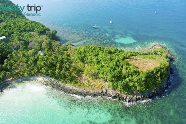 Discover the secrets of Hon May Rut - a pristine paradise amidst the ocean found within the 3-day-2-night Phu Quoc Tour package departing from Hanoi by Rootytrip Phu Quoc