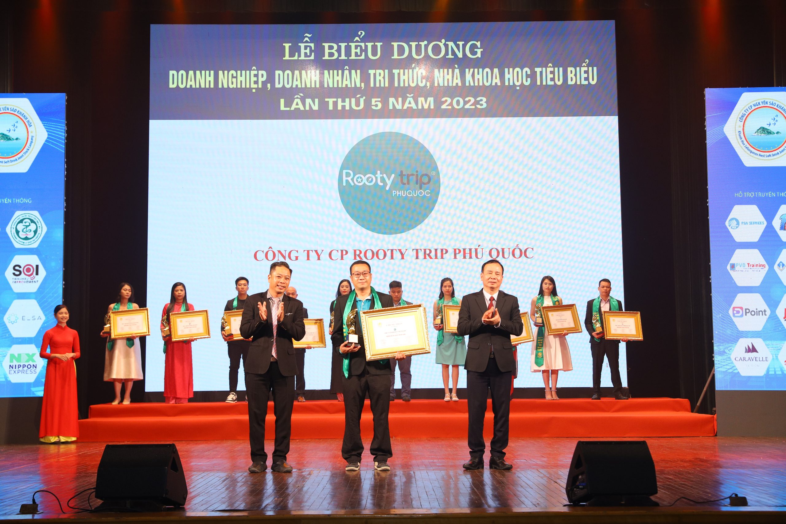 Rooty Trip Phú Quốc được vinh danh tại Vietnam Award 2023
