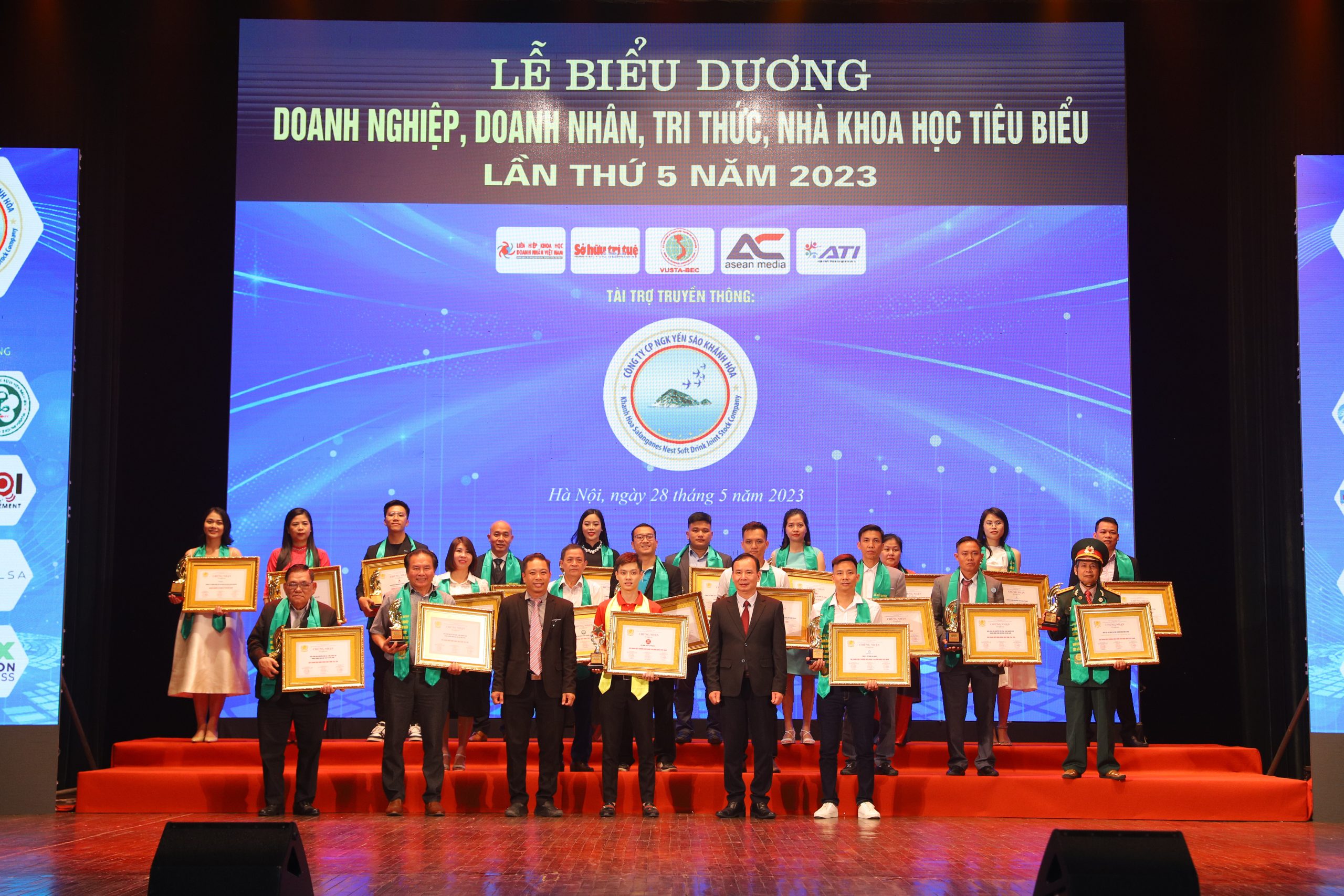 Rooty Trip Phú Quốc được vinh danh tại Vietnam Award 2023