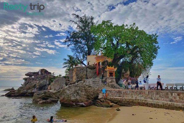 Discovering Dinh Cau Phu Quoc, the spiritual symbol of the pearl island, is included in the 4-day 3-night all-inclusive Da Nang - Phu Quoc Tour by Rootytrip Phu Quoc