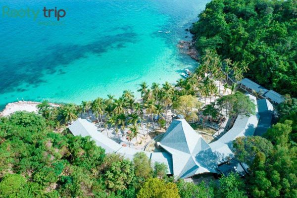 The untouched beach scenery at Hon May Rut, Phu Quoc, featuring lush green trees, is included in the 4-day 3-night all-inclusive Danang - Phu Quoc Tour by Rootytrip Phu Quoc