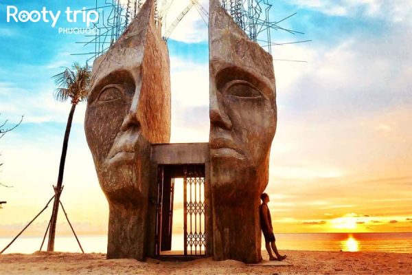 Photo of the “Sky Gate” statue at Sunset Sanato Phu Quoc in Rootytrip’s 4-night 3-day Phu Quoc tour package departing from Hanoi