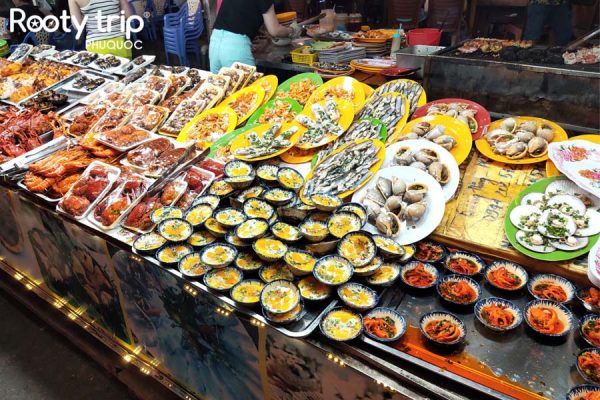 Ảnh chụp gian hàng ẩm thực rực rỡ ở Chợ Đêm Phú Quốc trong tour Phú Quốc 4N3Đ trọn gói khởi hành từ Hà Nội của Rootytrip Phú Quốc