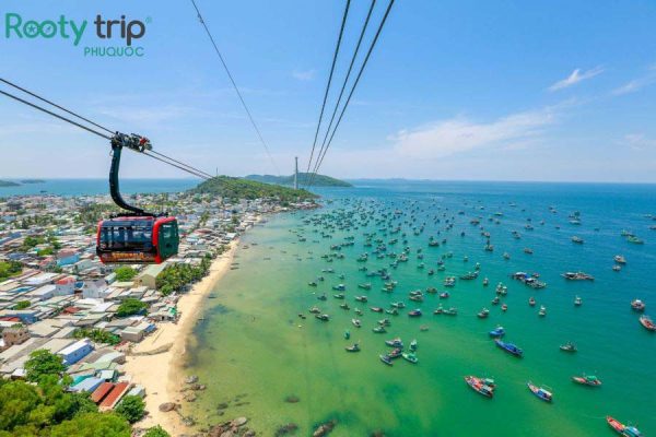 The image experiencing the Hon Thom Phu Quoc cable car in the 4D3N Phu Quoc tour package departing from Hanoi by Rootytrip Phu Quoc