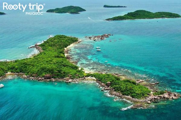 A photo of the pristine and mysterious beauty of Hon Gam Ghi Phu Quoc, which is included in the 4-day-3-night Phu Quoc tour package departing from Ho Chi Minh City