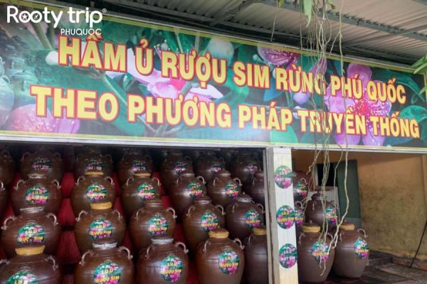 Tham quan hầm ủ Rượu Sim đặc sản Phú Quốc có trong Tour Phú Quốc 4N3Đ trọn gói khởi hành từ Tp. Hồ Chí Mnh của Rootytrip Phú Quốc