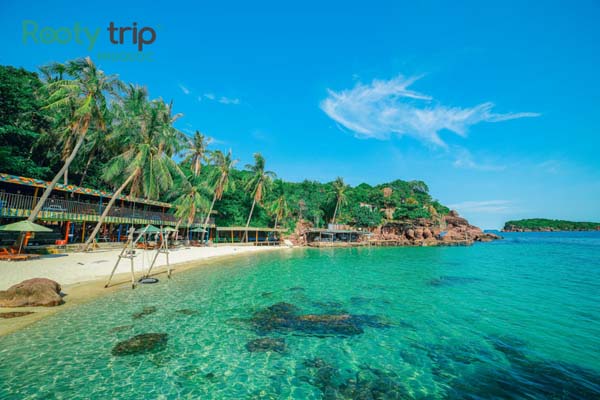 Photo capturing the scenic view of Hon Mong Tay, Phu Quoc, with its crystal-clear waters 