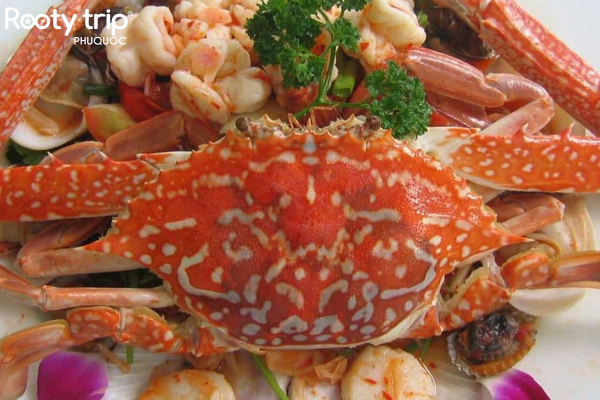 Ảnh chụp Ghẹ Phú Quốc thơm ngon, hấp dẫn, được bày trí cùng nhiều hải sản khác 