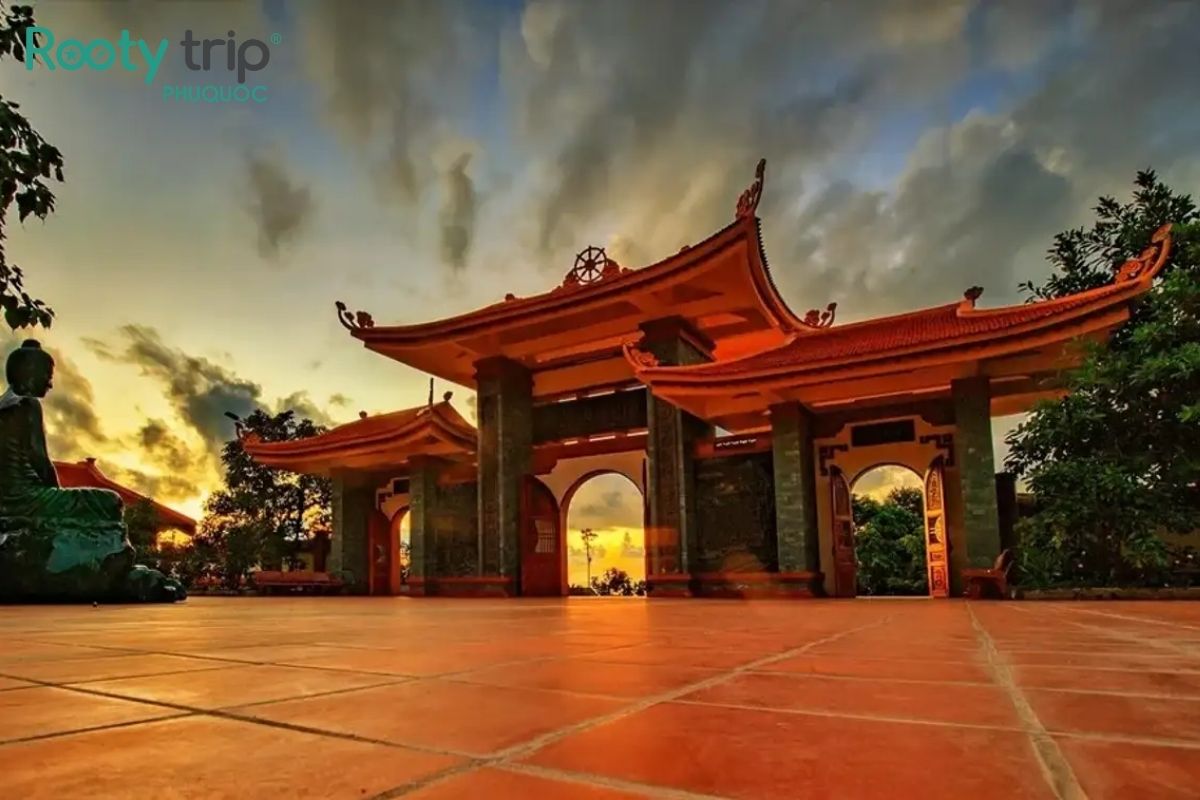 sân trước của chùa Phú Quốc 