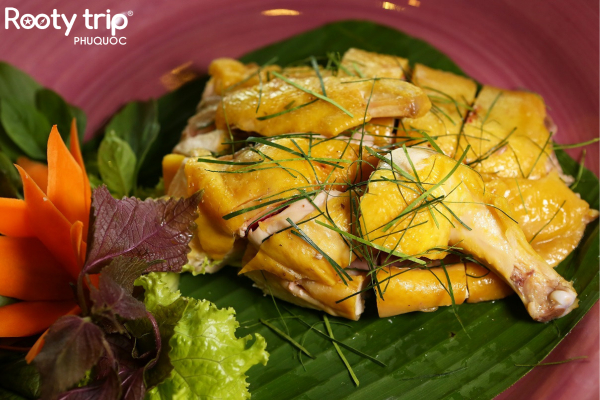 Hình ảnh chụp một đĩa Gà Rẫy Phú Quốc thơm ngon, hấp dẫn, được bày trí trên một chiếc lá chuối