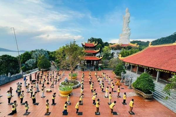 Buddhists chanting Buddha on a holiday at Hon Quoc Pagoda (Photo: baole_27)