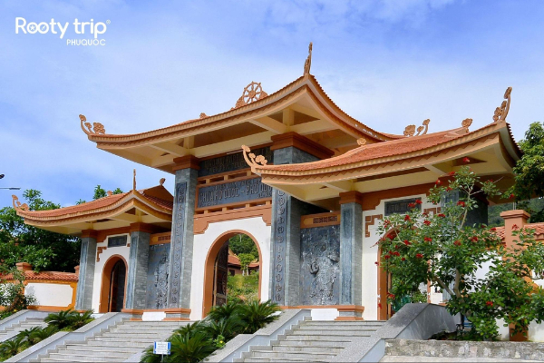 The gate of Ho Quoc temple is designed similarly to the Tam Quan Gate with 3 parts