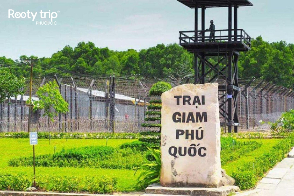 Cổng vào di tích lịch sử Nhà tù Phú Quốc
