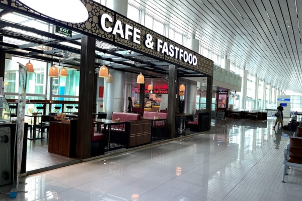 Food court serving food and drinks for passengers during waiting time (Photo: Google Maps)