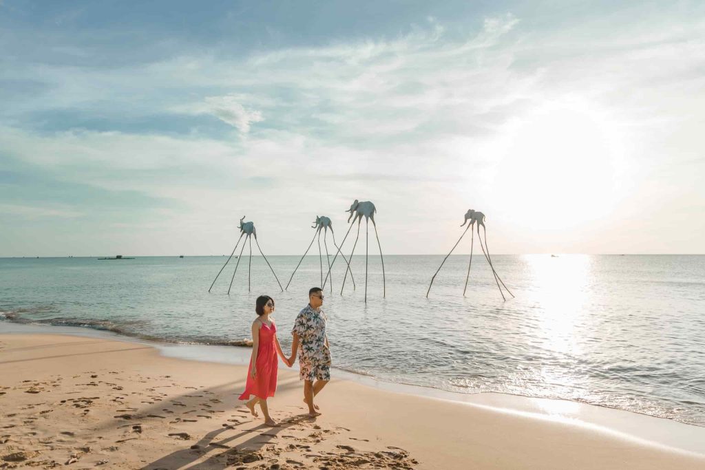 Tour du lịch Phú quốc của Rootytrip trải nghiệm check -in Sunset Sanato Phú Quốc (In Rootytrip's Phu Quoc tour, experience the check-in at Sunset Sanato Phu Quoc.)