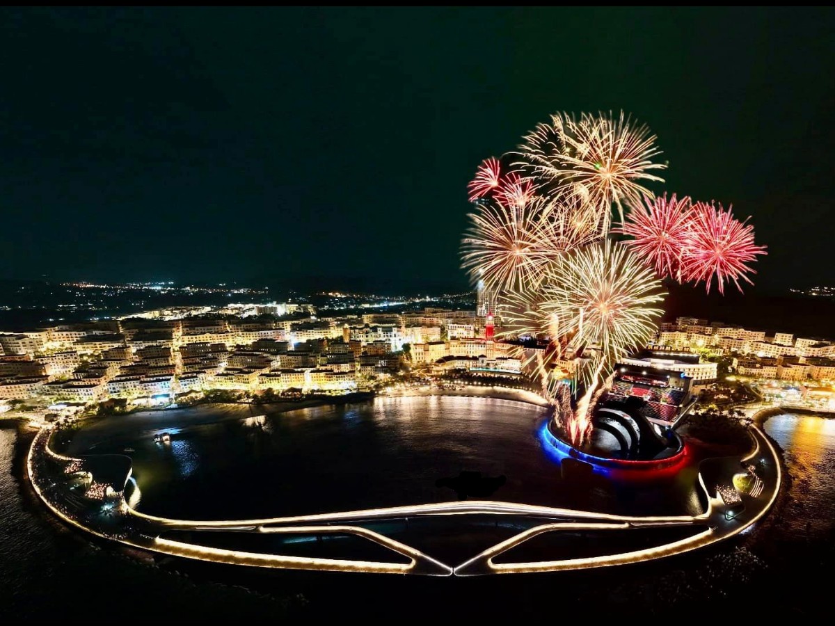 Địa Trung Hải Phú Quốc về đêm với màn bắn pháo hoa mãn nhãn thu hút nhiều du khách