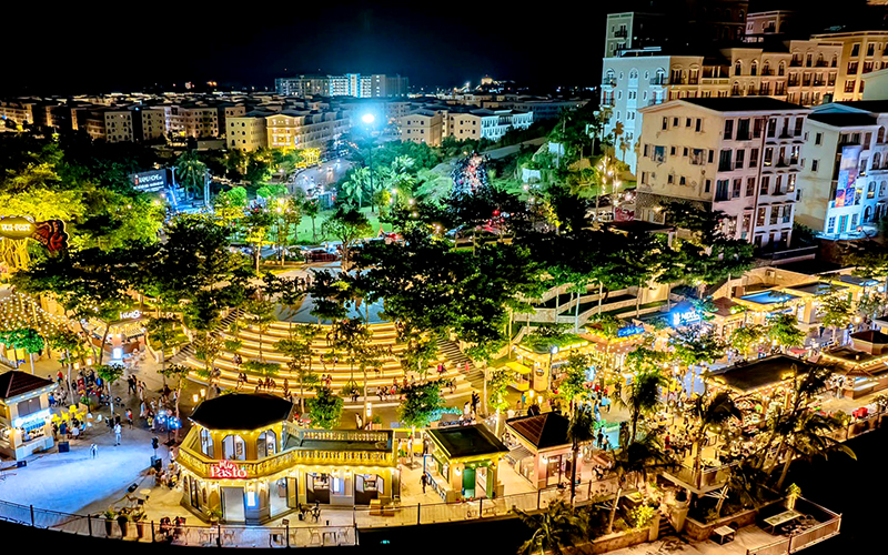 Thưởng thức hải sạn tại chợ đêm VuiFesh Phú Quốc